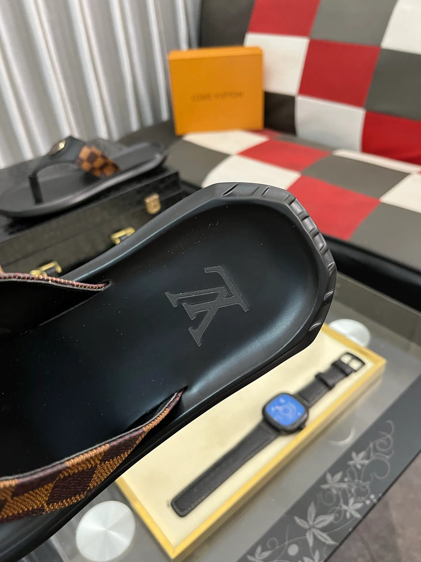 Men's shoes 💰260⌚️⌚️lv-Louis Vuitton) new men's sandals, high-end boutique, exquisite embossed logo decoration on the upper, fine workmanship, super soft soles, casual, loose and comfortable, a must-have in summer! \nsize: 38-443️⃣Colors available